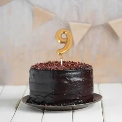 Chiffre 3D 9 doré sur pique