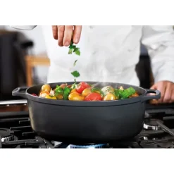 Le Chasseur cocotte ovale avec couvercle noire 31 x 26 cm
