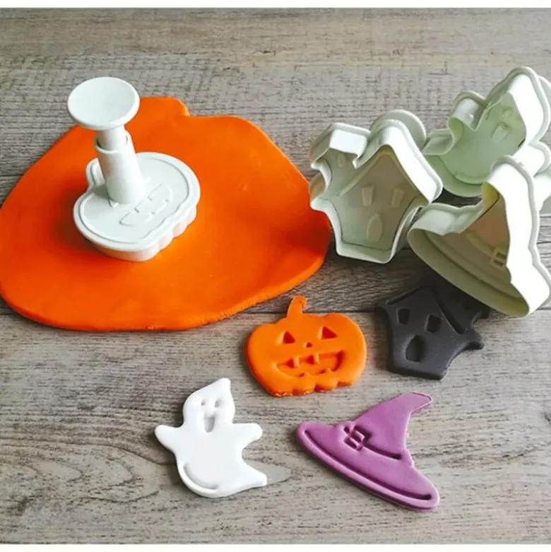 Lot de 4 découpoirs éjecteurs thème Halloween