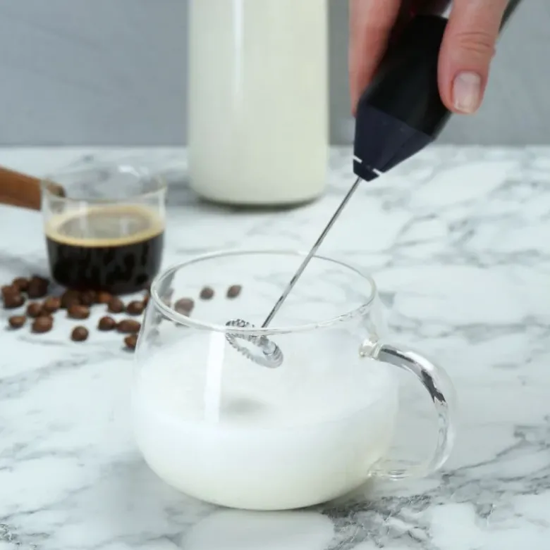 Mousseur à lait électrique avec support