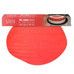 Pâte à sucre rouge étalée