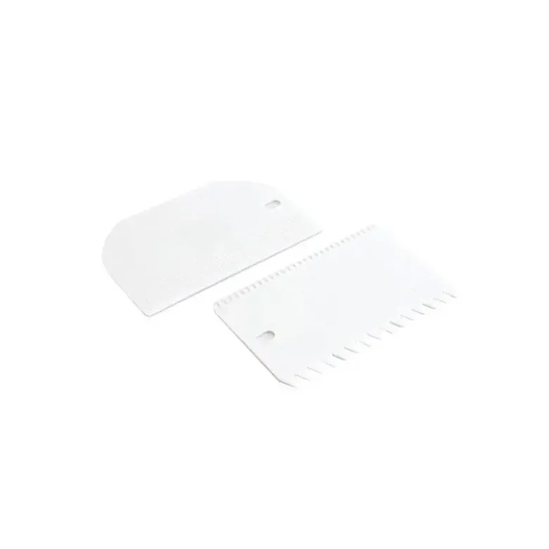 spatule et peigne à décor en plastique